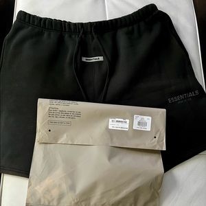 Fear of God Essentials x SSENSE  Sweat shorts Black - Size XXL - EUC
